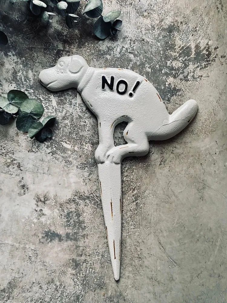 Skylt i gjutjärn - pooing "No!"