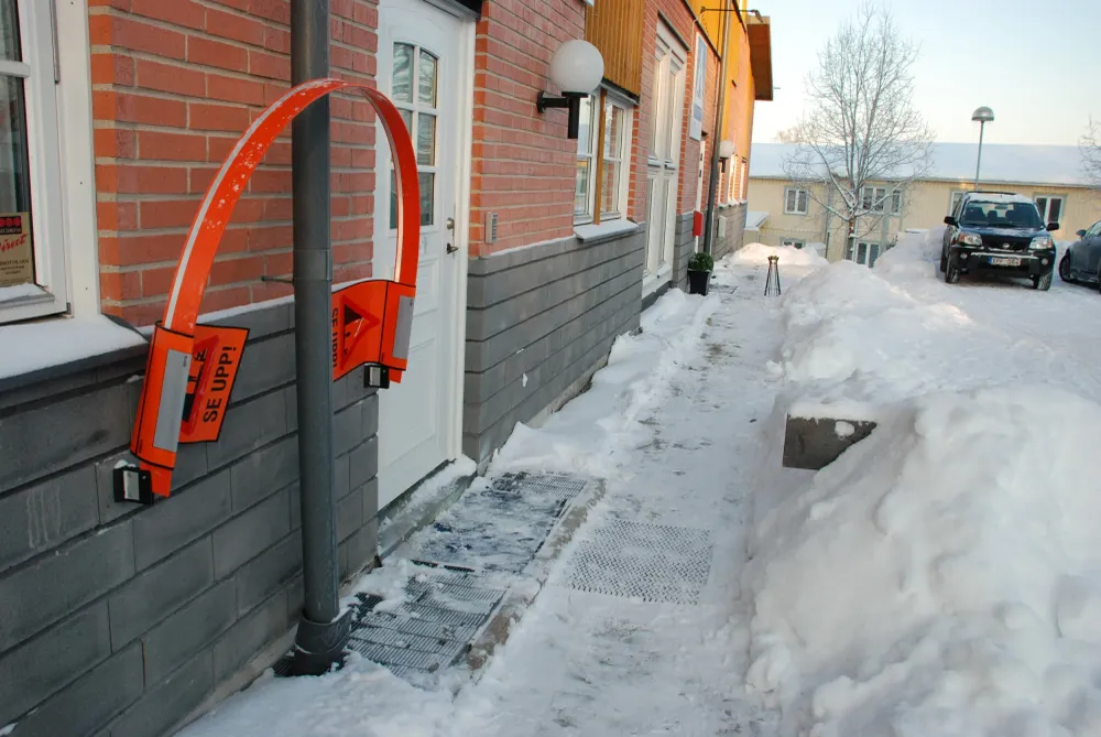 Isidor Snörasbom – Komplett set med två varningsflaggor