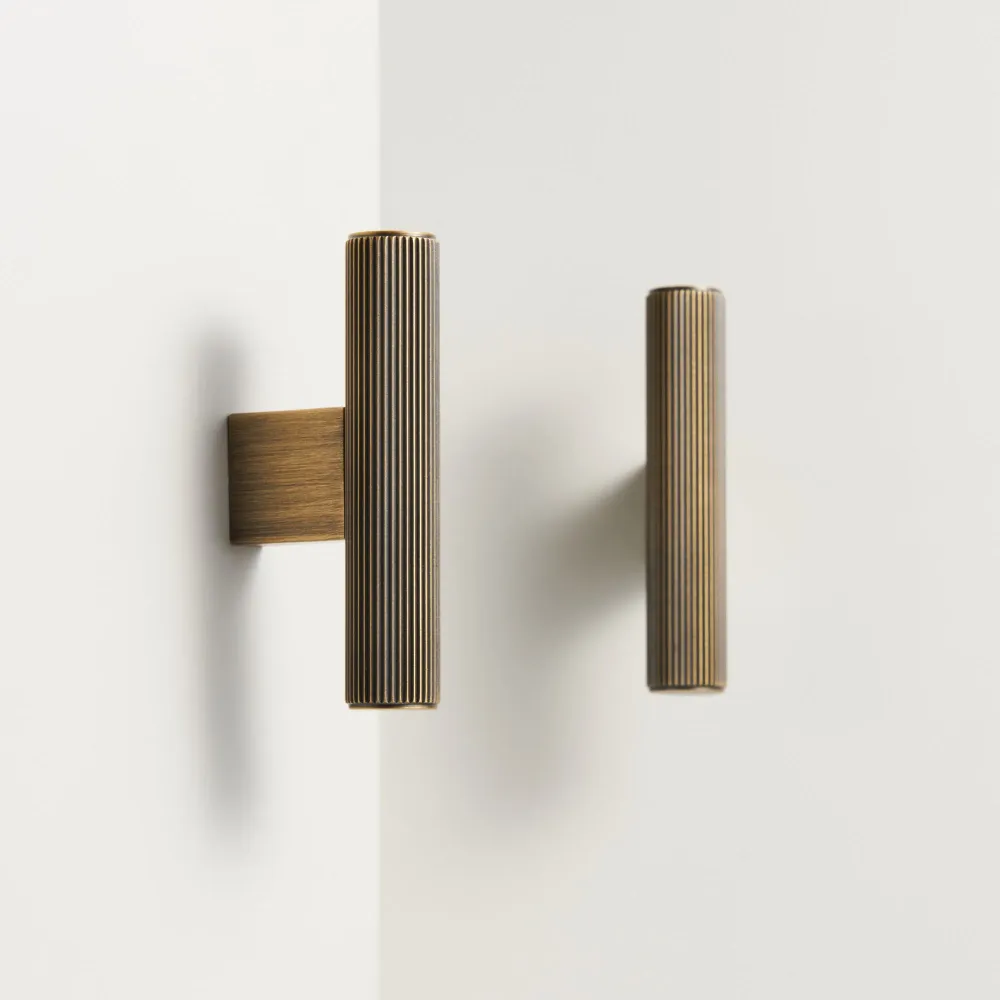 T-bar CH052 | Räfflad | Antik Mässing