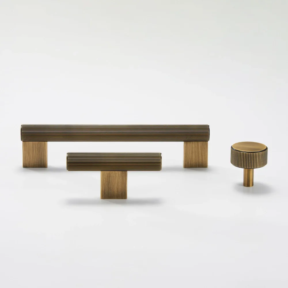 T-bar CH052 | Räfflad | Antik Mässing