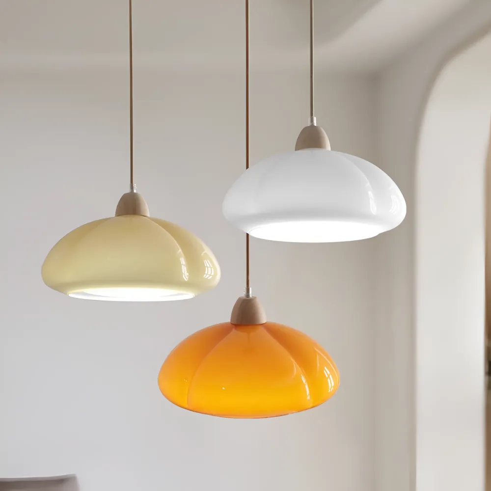 Pendellampa i retrostil - Pumpkin-inspirerad pendellampa i nordiskt glas och trä Orange