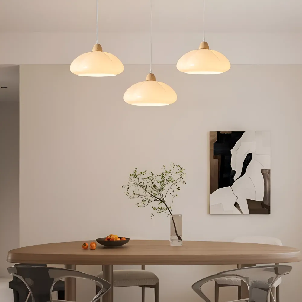 Pendellampa i retrostil - Pumpkin-inspirerad pendellampa i nordiskt glas och trä Orange