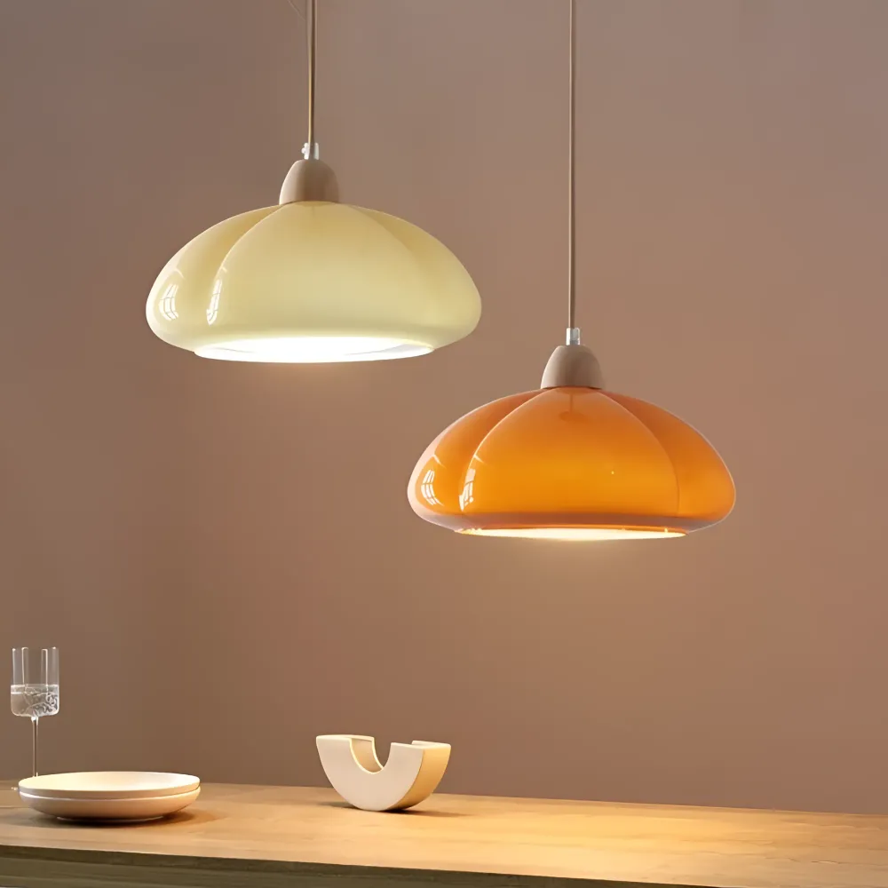 Pendellampa i retrostil - Pumpkin-inspirerad pendellampa i nordiskt glas och trä Orange