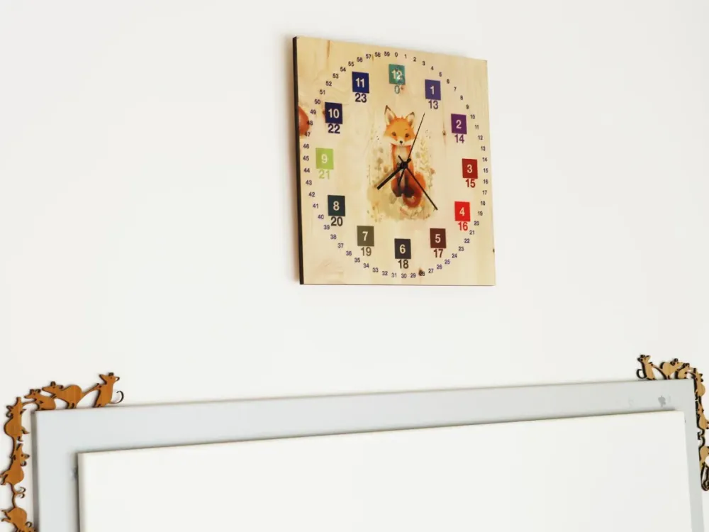 Barnväggklocka av doftande tall