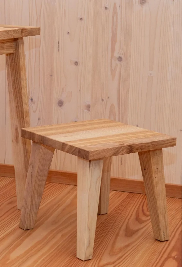 Liten träpall barnpall tillverkad av oljad ask - fotpall 27 x 27 x 27 cm
