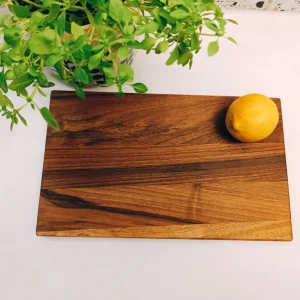 Rektangulär skärbräda av valnötsträ - 30 x 18 x 2 cm FSC®-oljad