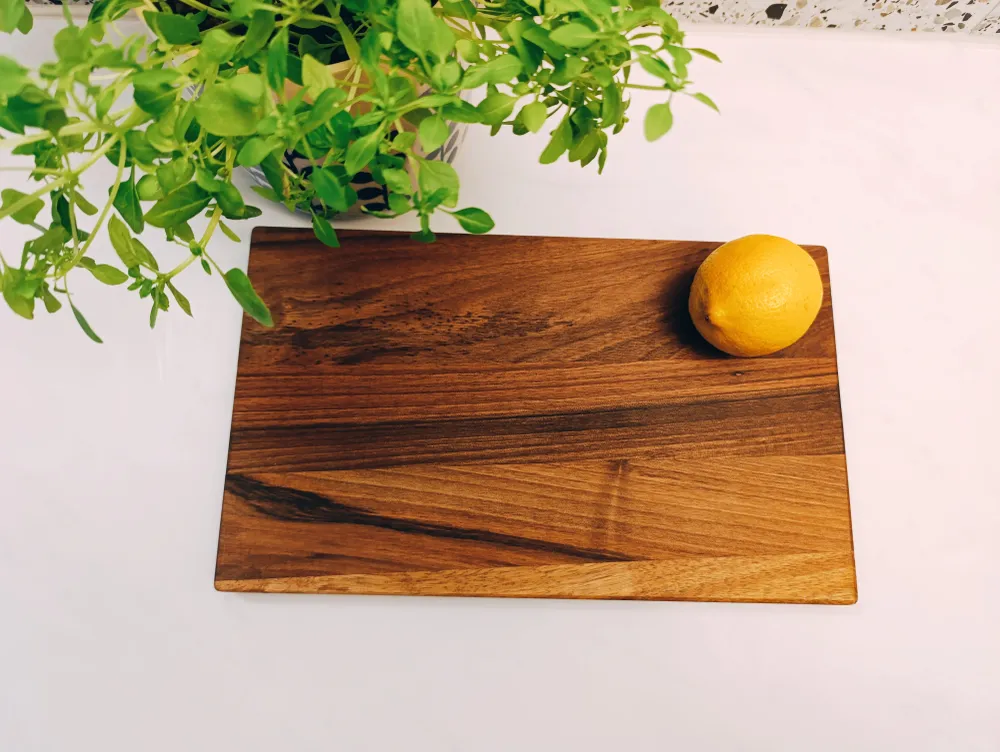 Rektangulär skärbräda av valnötsträ - 30 x 18 x 2 cm FSC®-oljad