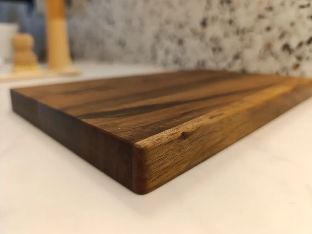 Rektangulär skärbräda av valnötsträ - 30 x 18 x 2 cm FSC®-oljad