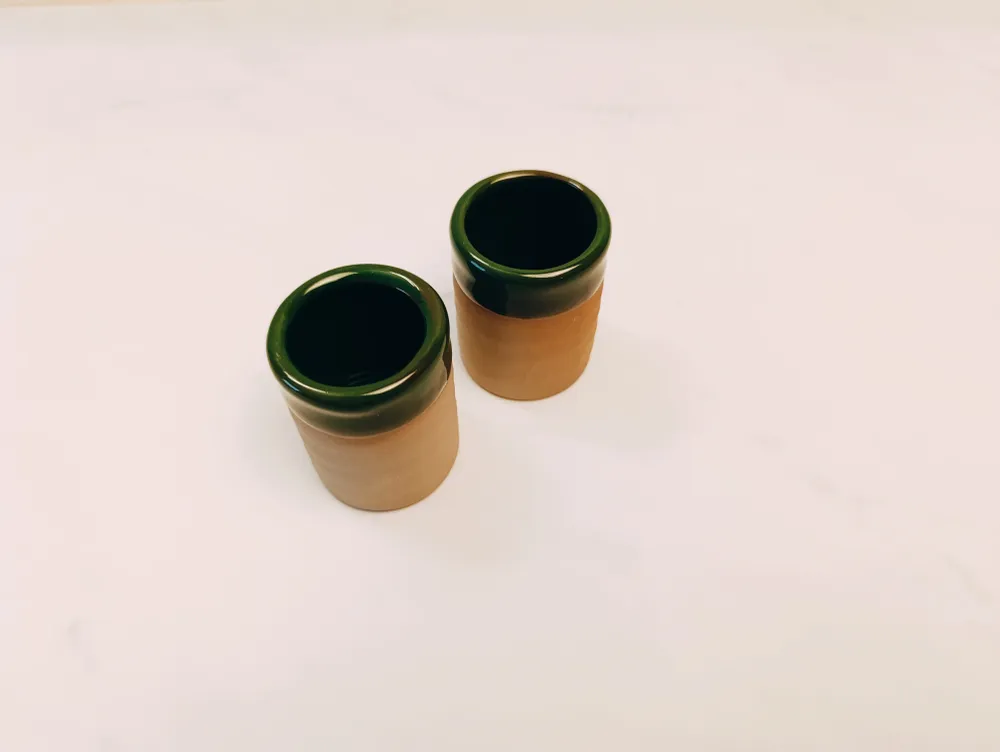 Set med två lerkoppar - 7 x 2,5 cm grön / naturlig