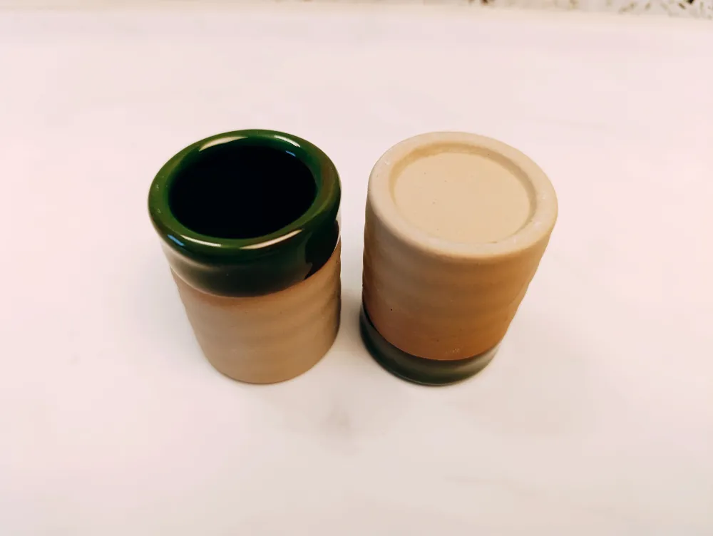 Set med två lerkoppar - 7 x 2,5 cm grön / naturlig