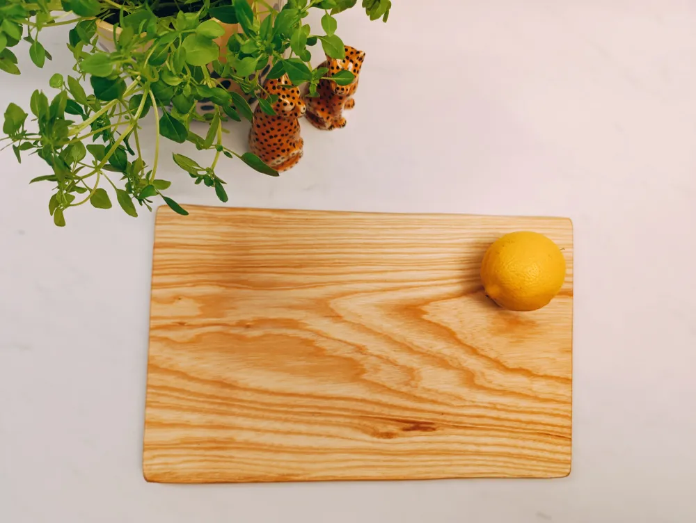 Träskärbräda tillverkad av oljad askkärna med slipad trädkant, 22 mm tjock, 37 x 20-22 cm