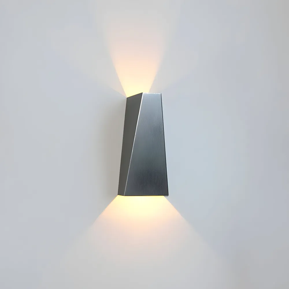 AlumiRay – Trapetsformad Vägglampa i Aluminium | Minimalistisk LED Väggbelysning med Upp & Ner Livfull Vit