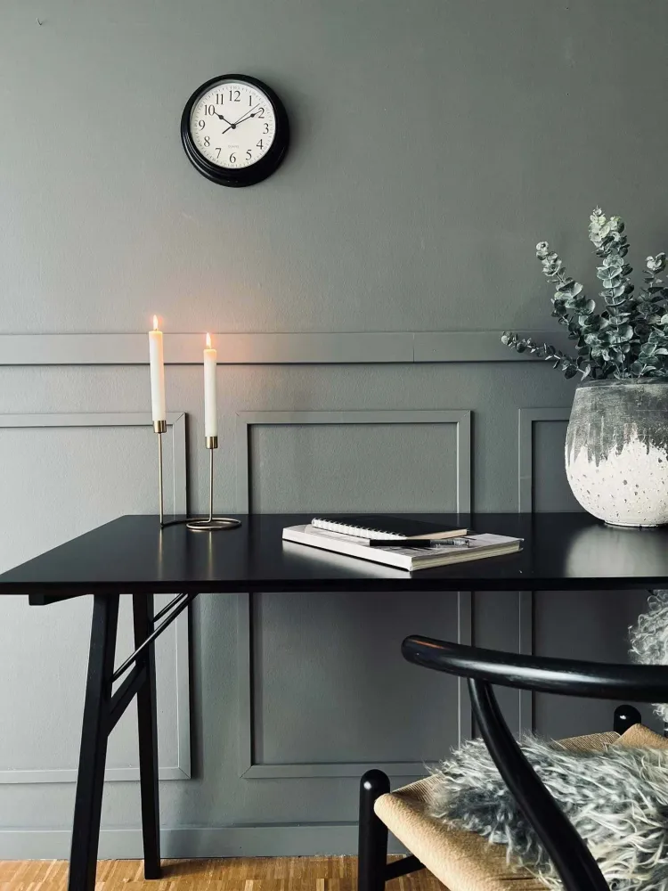 Klocka i klassisk svart design