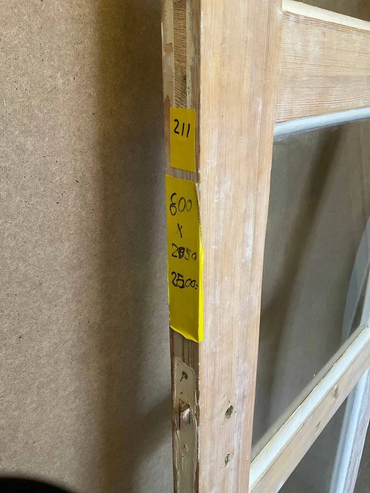 211. Spegeldörr med glas