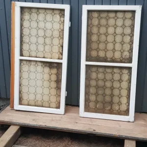 Art 13A 2st gamla fönster med gammalt glas B54 h109 d3.5 600kr per st en spricka på ena fönstret