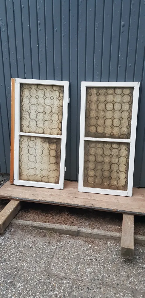Art 13A 2st gamla fönster med gammalt glas B54 h109 d3.5 600kr per st en spricka på ena fönstret