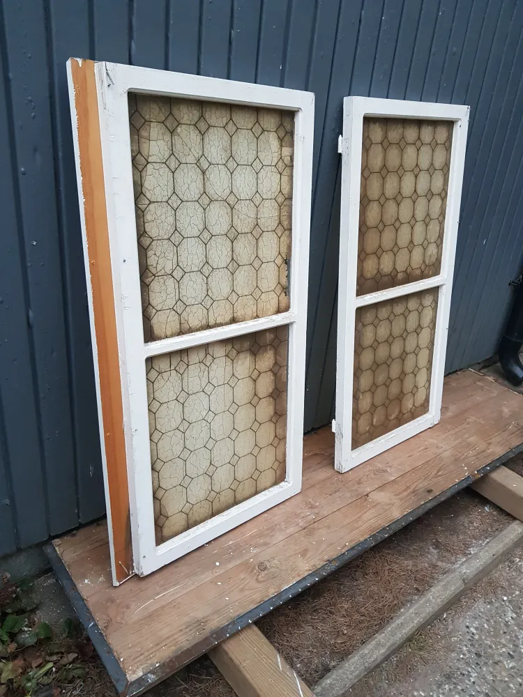 Art 13A 2st gamla fönster med gammalt glas B54 h109 d3.5 600kr per st en spricka på ena fönstret