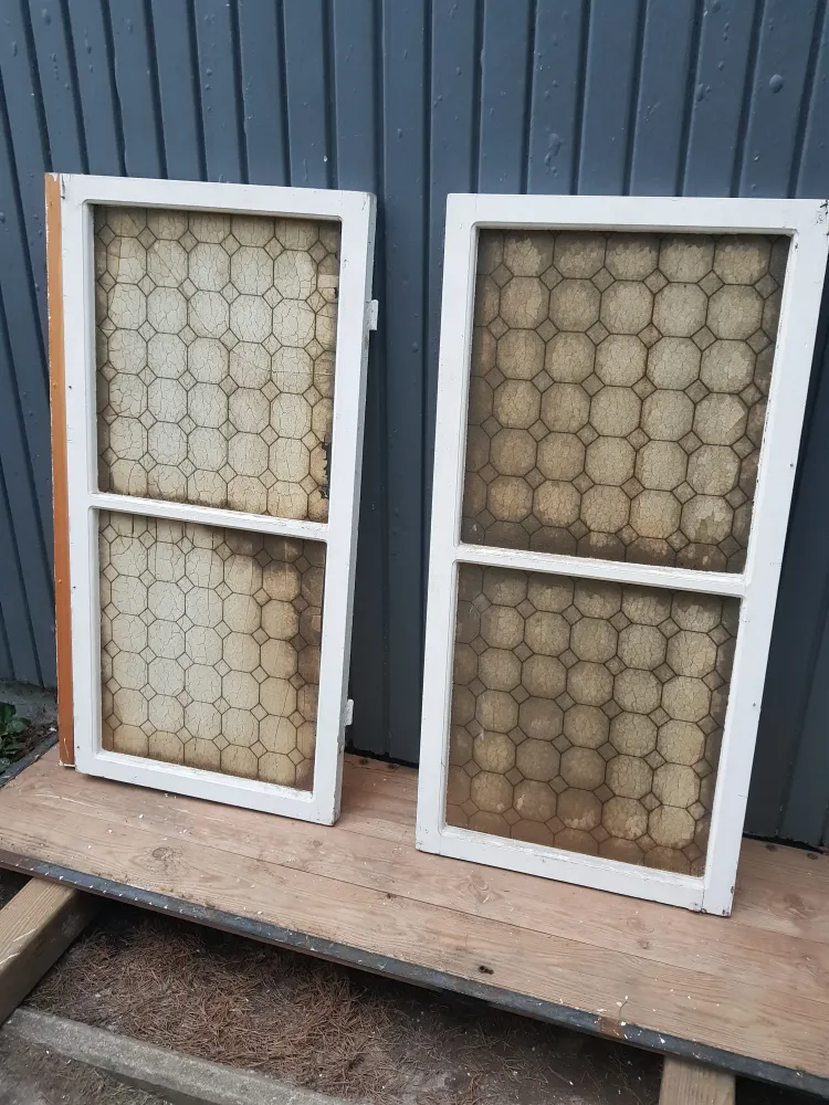Art 13A 2st gamla fönster med gammalt glas B54 h109 d3.5 600kr per st en spricka på ena fönstret