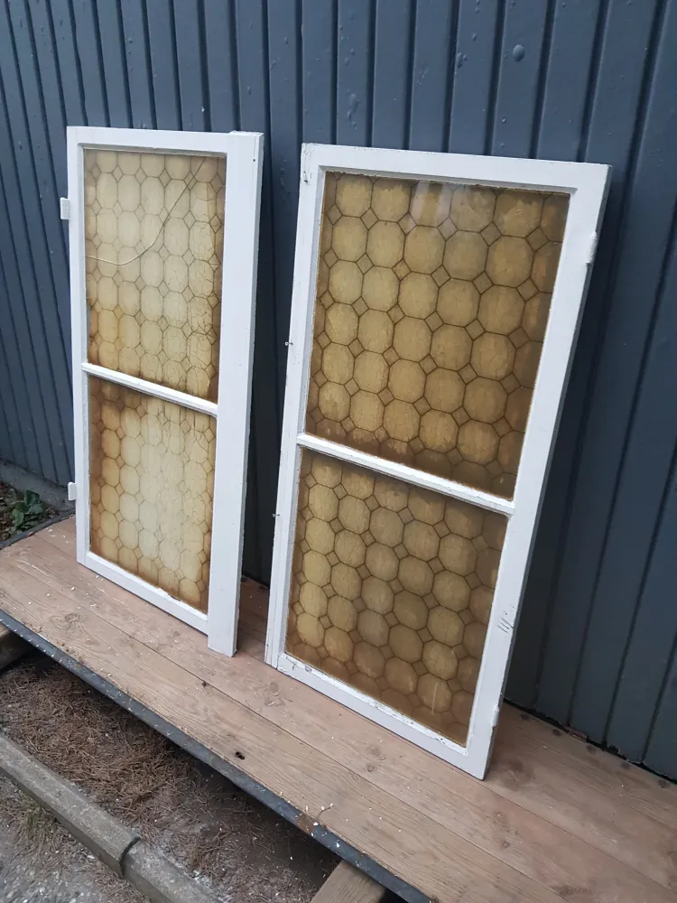Art 13A 2st gamla fönster med gammalt glas B54 h109 d3.5 600kr per st en spricka på ena fönstret