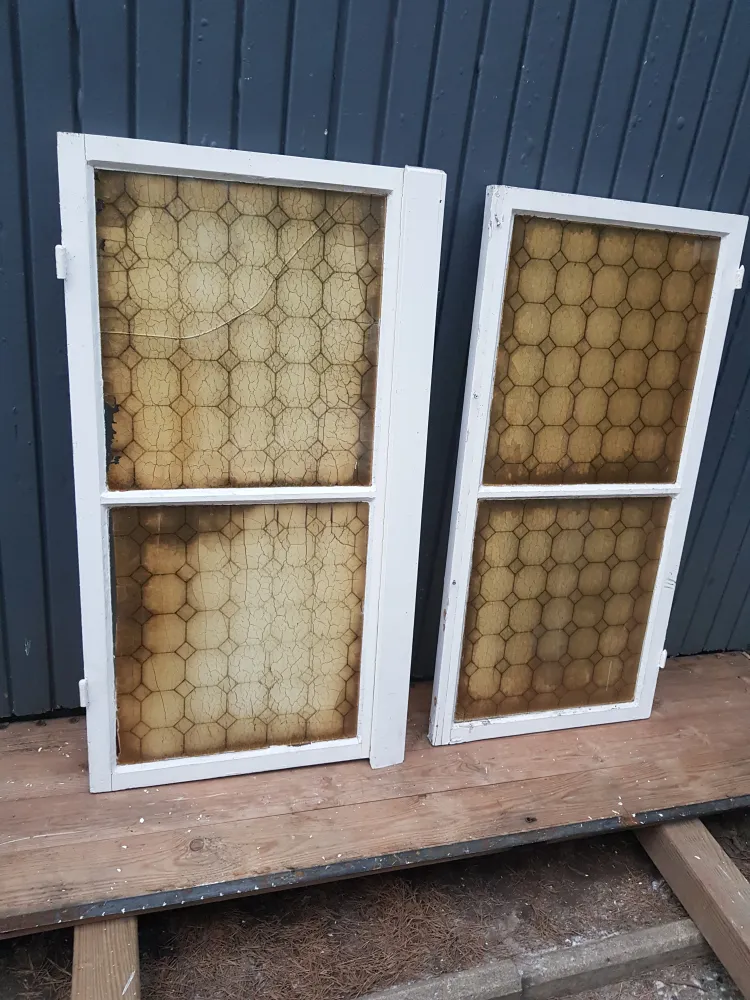 Art 13A 2st gamla fönster med gammalt glas B54 h109 d3.5 600kr per st en spricka på ena fönstret