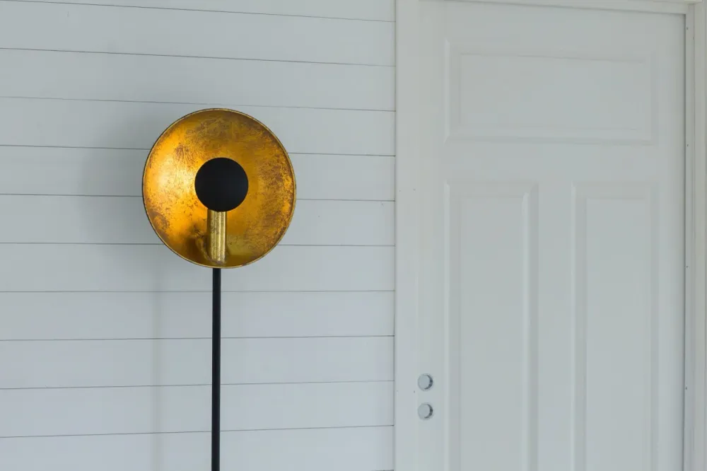 Captain Uplight slender golvlampa sandsvart