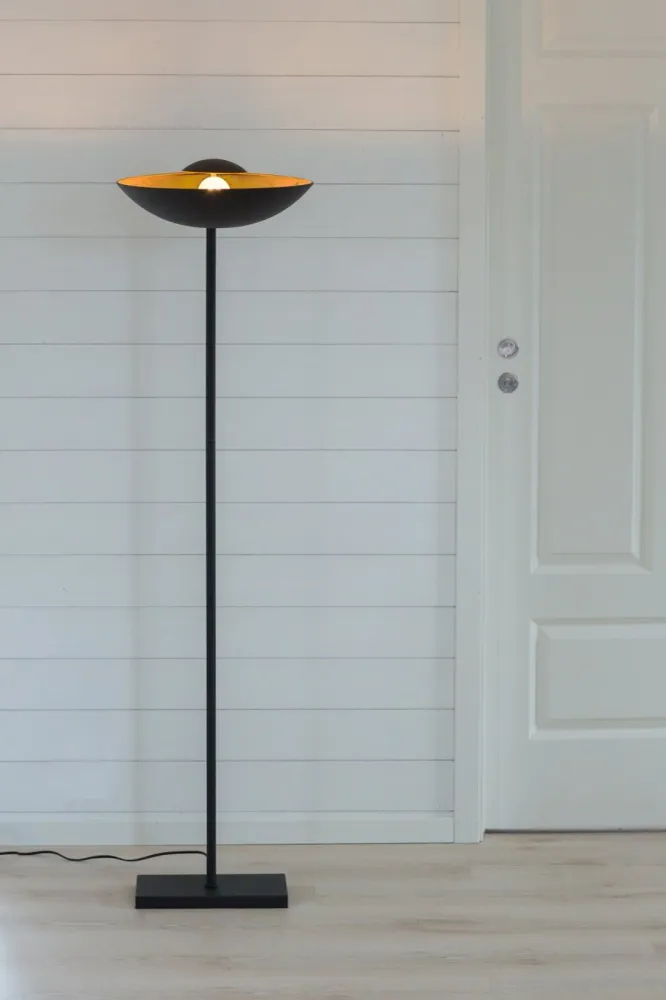 Captain Uplight slender golvlampa sandsvart