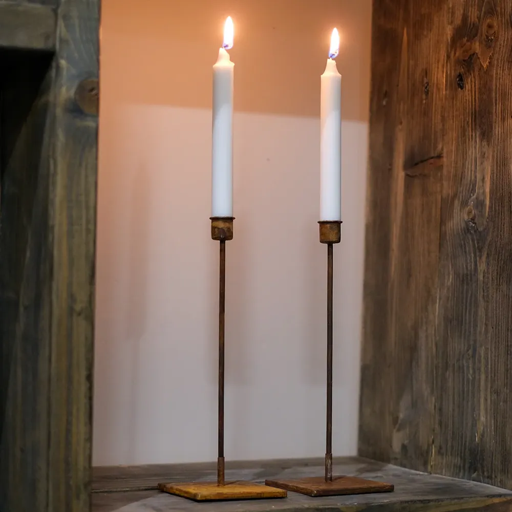 Hög konisk rostig ljusstake