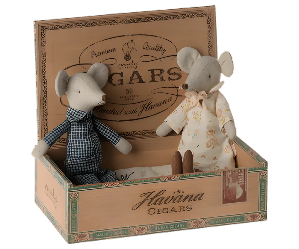 Safety Rated Maileg Grandma & Grandma cigarbox