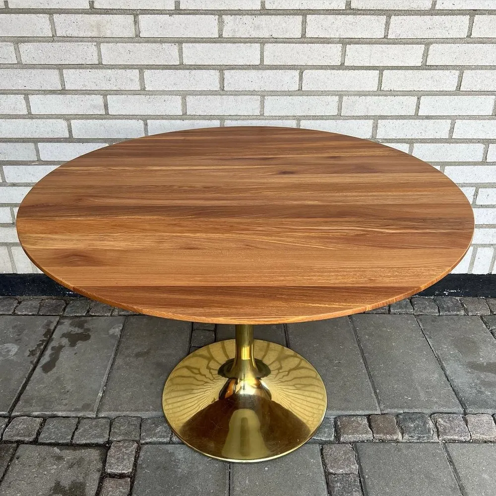 Säkerhetsgodkänd 1970s dinner table brass base