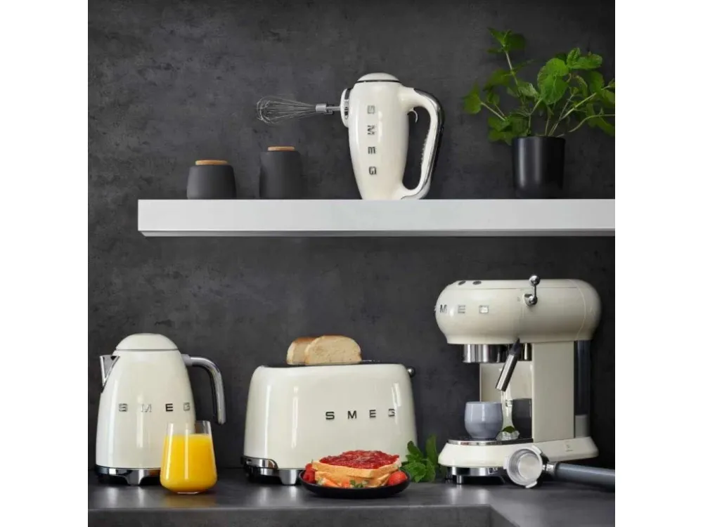 Smeg Vattenkokare med temperaturkontroll KLF04RDEU 1,7 l, röd