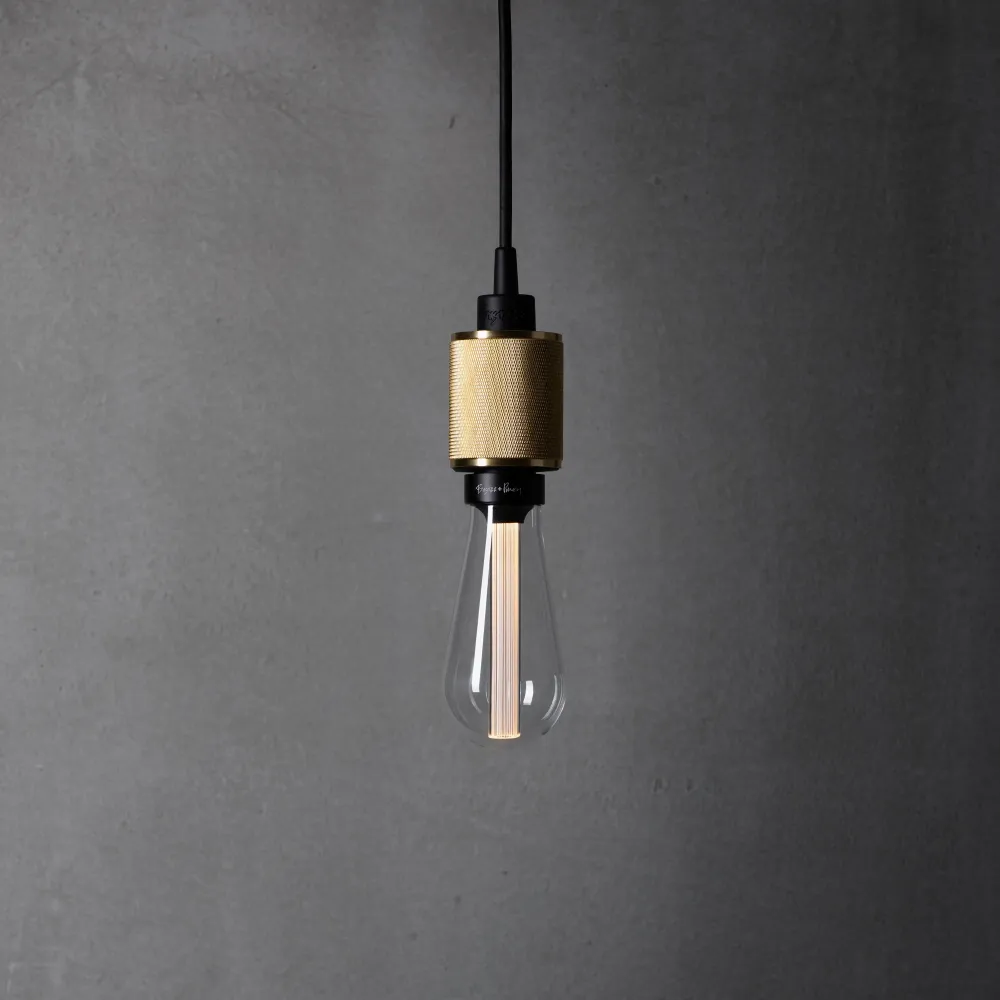 Heavy Metal-pendellampa i massiv antique finish • Buster + Punch