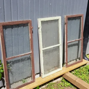 ARTIKELNUMMER 94 3st Äldre spröjsade fönster med äkta spröjs utan karm med munblåsta glas. Felfri till växthus eller uterum.