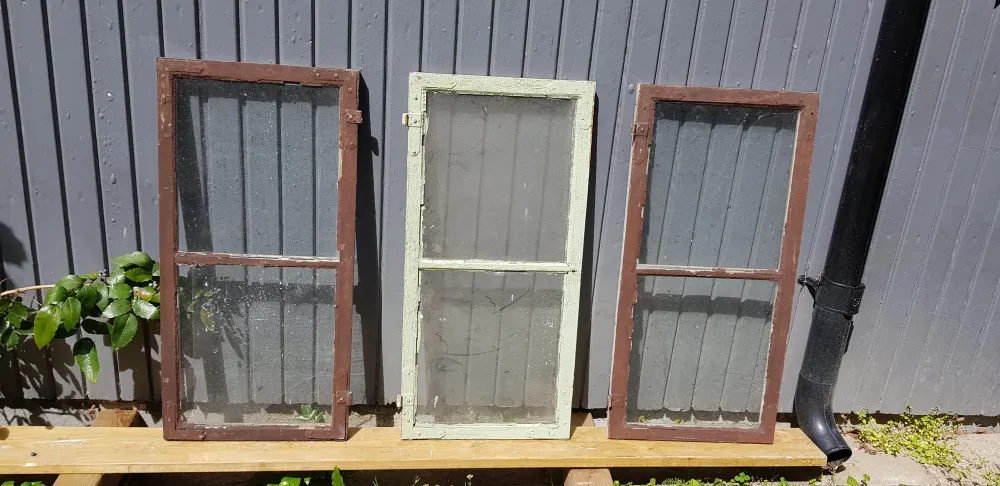 ARTIKELNUMMER 94 3st Äldre spröjsade fönster med äkta spröjs utan karm med munblåsta glas. Felfri till växthus eller uterum.