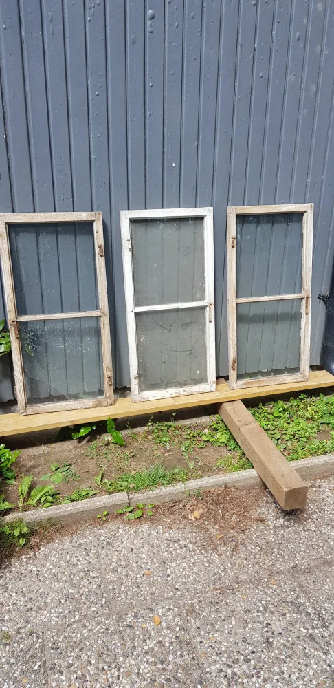 ARTIKELNUMMER 94 3st Äldre spröjsade fönster med äkta spröjs utan karm med munblåsta glas. Felfri till växthus eller uterum.