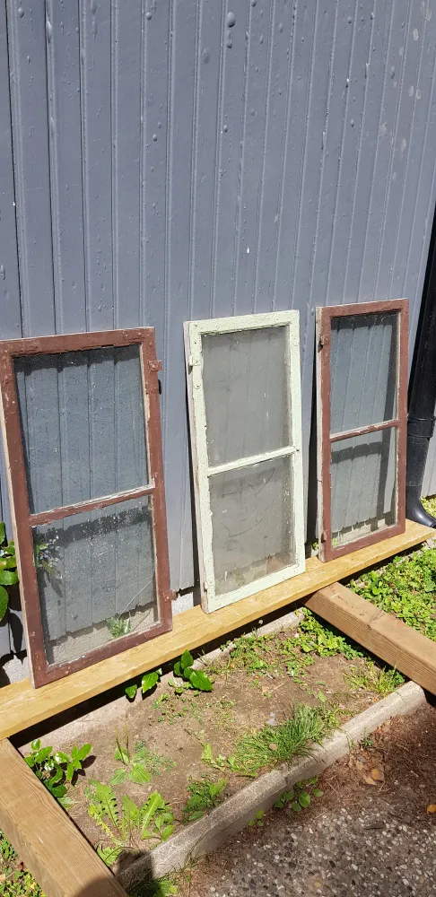ARTIKELNUMMER 94 3st Äldre spröjsade fönster med äkta spröjs utan karm med munblåsta glas. Felfri till växthus eller uterum.