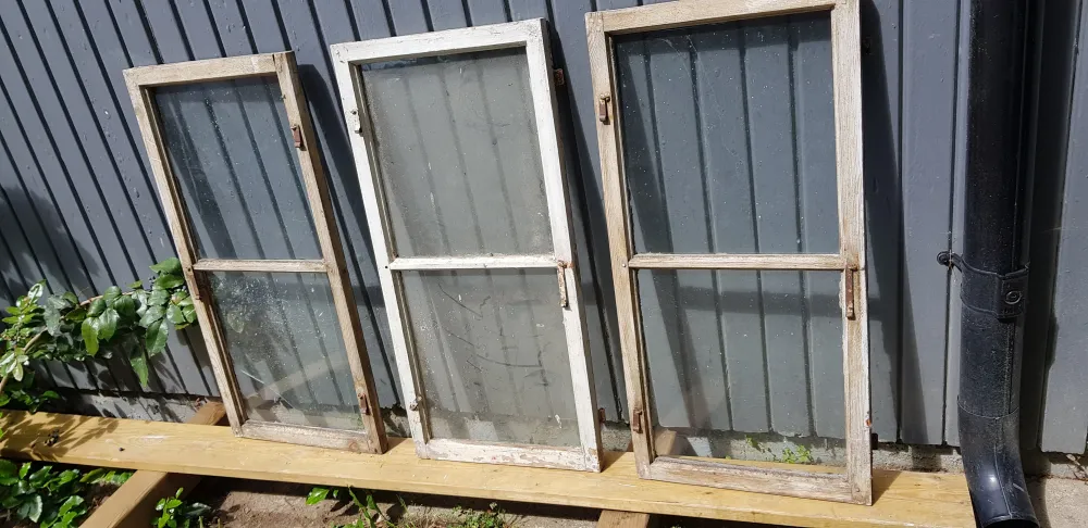 ARTIKELNUMMER 94 3st Äldre spröjsade fönster med äkta spröjs utan karm med munblåsta glas. Felfri till växthus eller uterum.