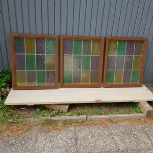 ARTIKELNUMMER 568 1 st fina fönster med blyinfart Mått: B 58 H 71 Pris:1500 Kr/st